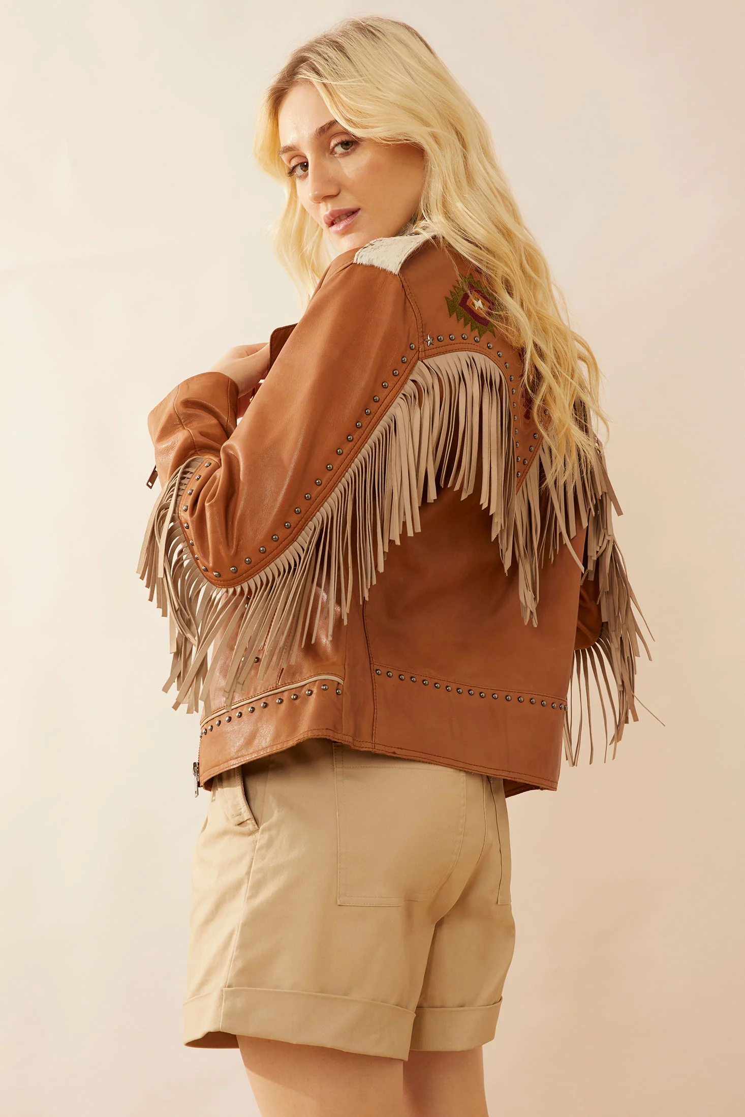 10095-phoenix-fringed-leather-jacket-in-camel-1.webp