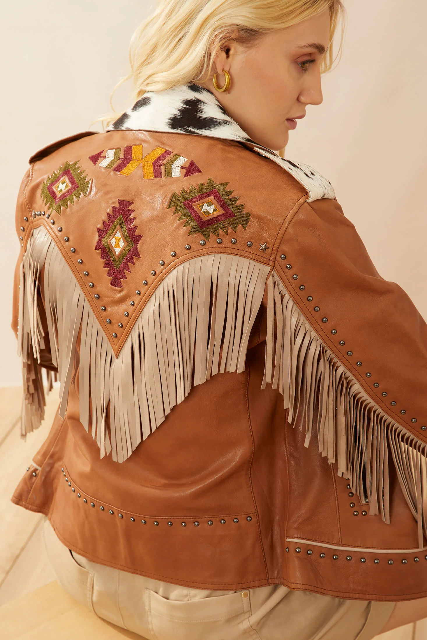 10095-phoenix-fringed-leather-jacket-in-camel-1.webp