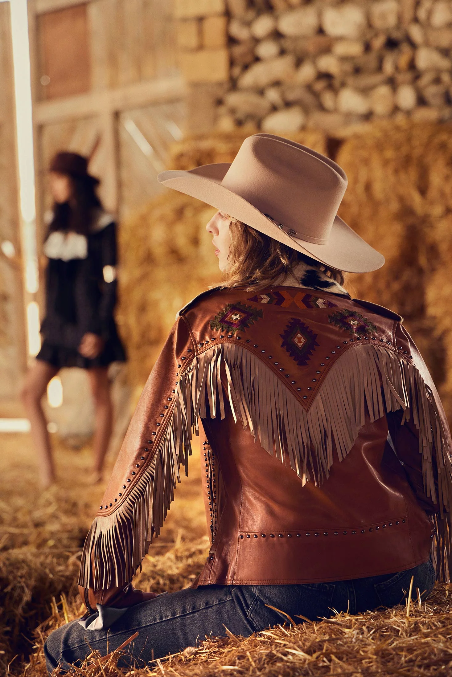 10095-phoenix-fringed-leather-jacket-in-camel-1.webp