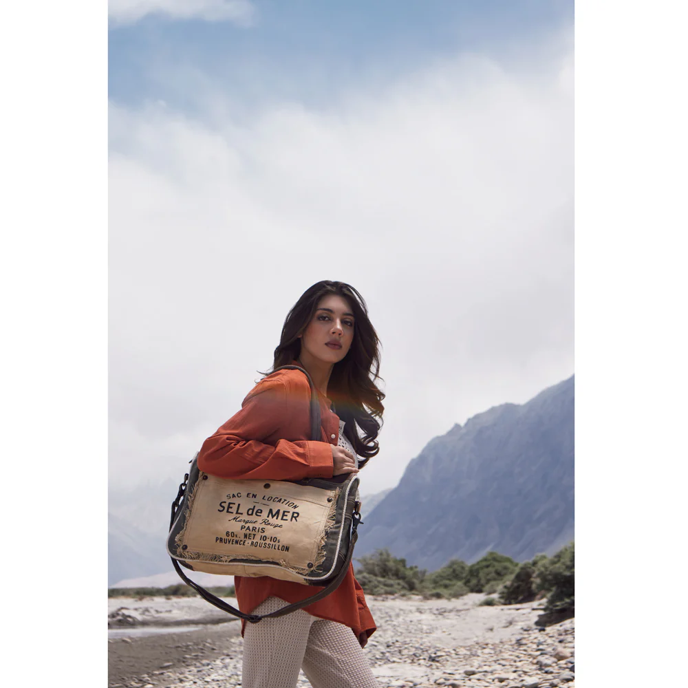 10961-right-approach-messenger-bag-1.webp