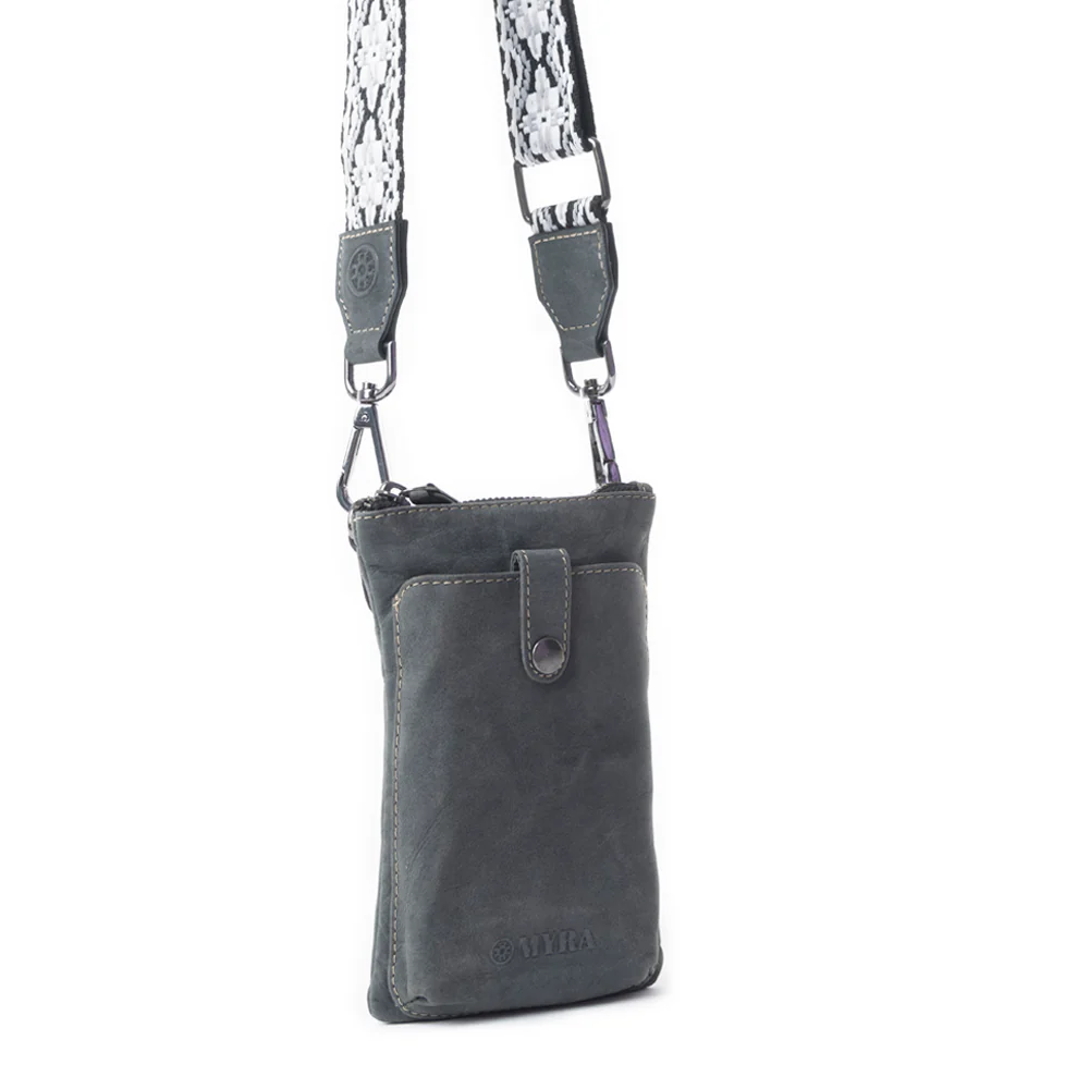 11377-saguaro-scout-leather-bag-in-black-1.webp