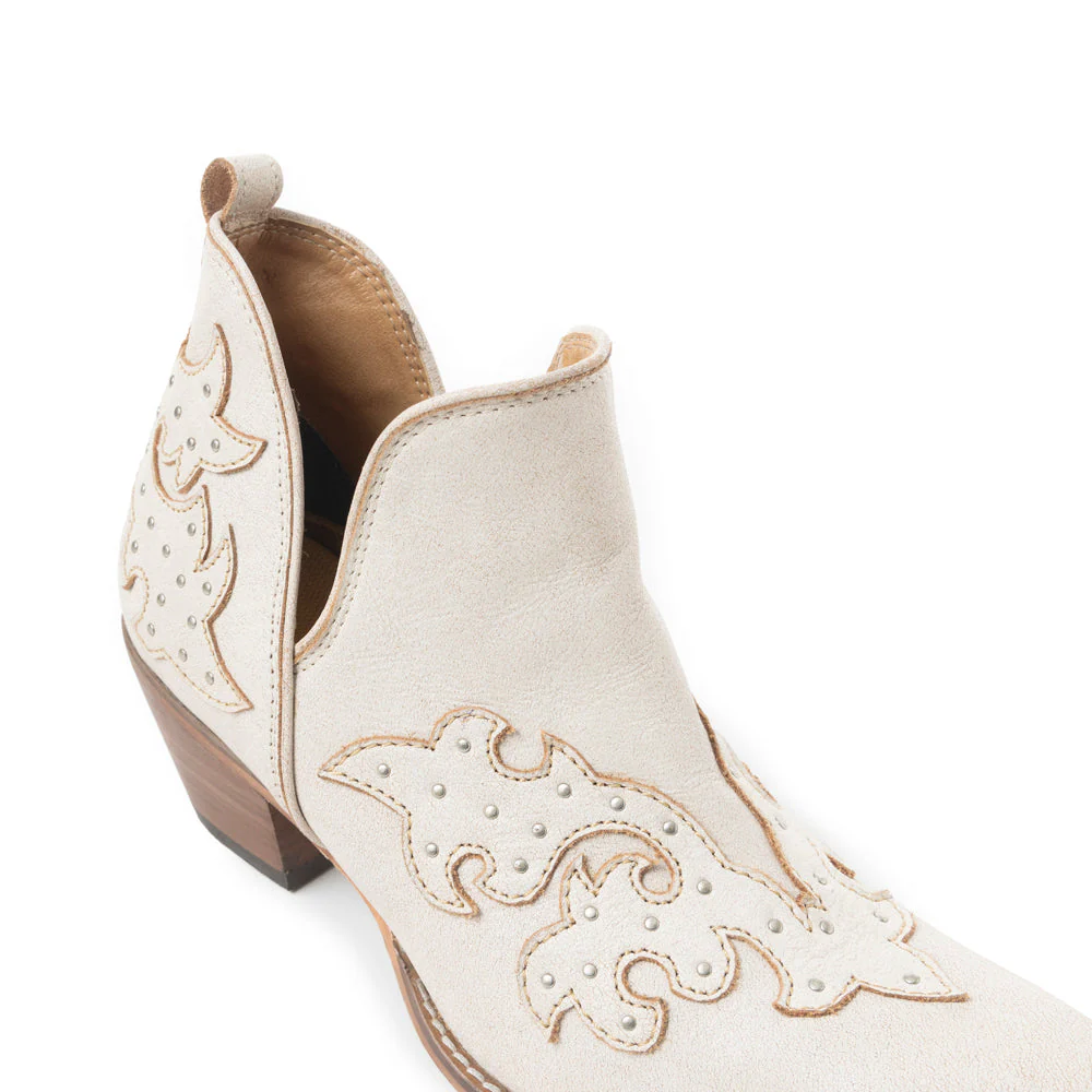 13627-twin-forks-booties-in-crackle-white-1.webp