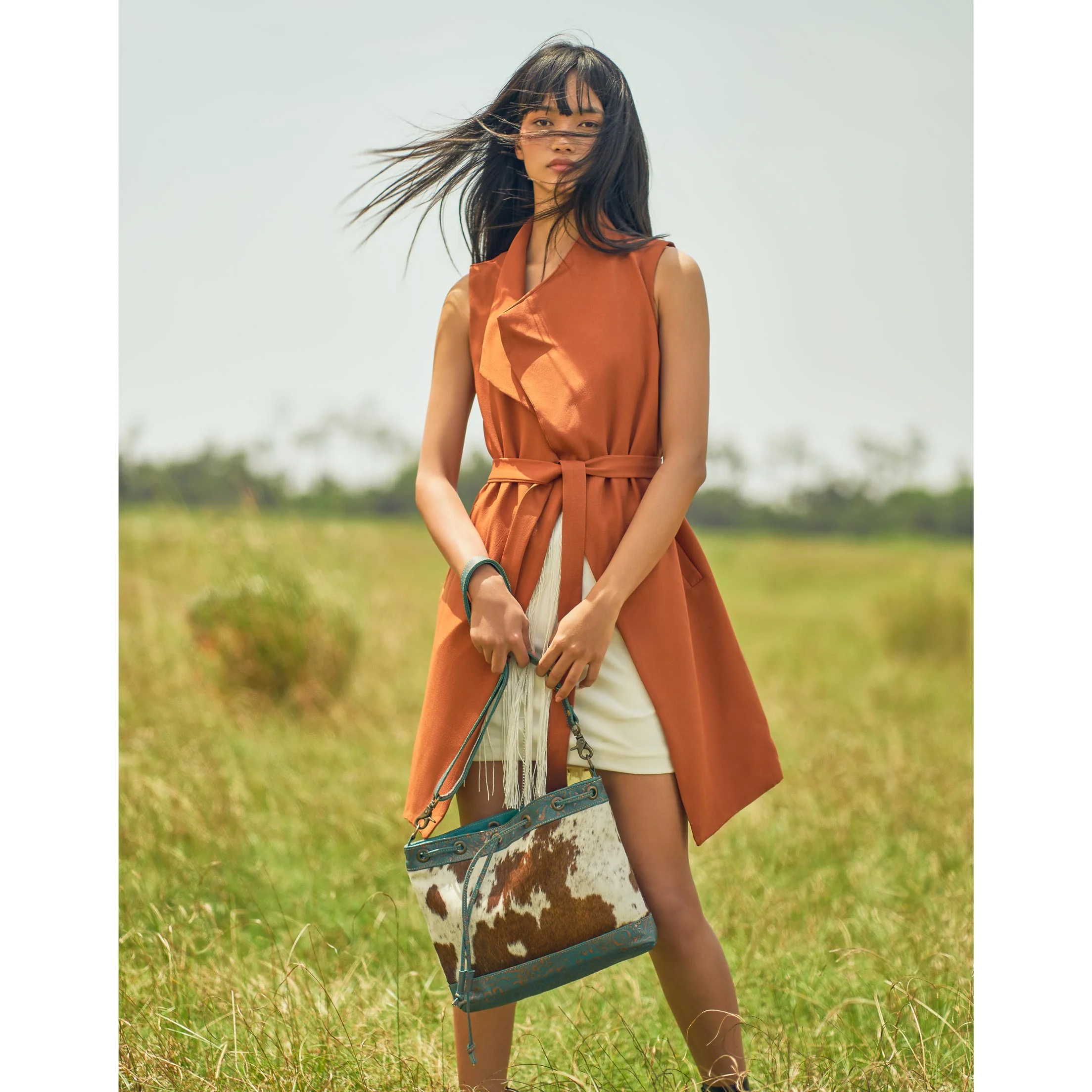13855-vibrant-edges-bucket-bag-1.webp