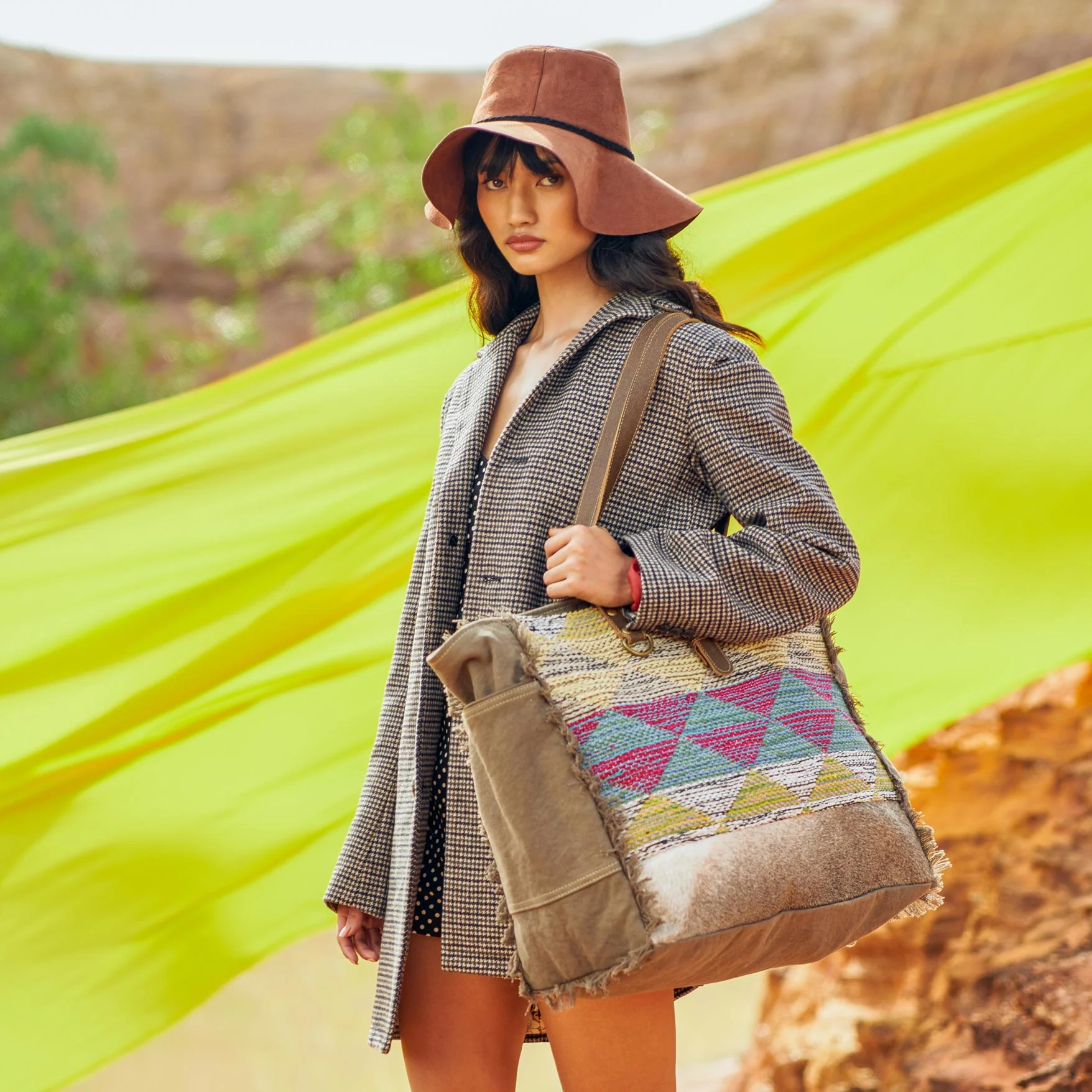 13863-vibrant-pyramids-weekender-bag-1.webp