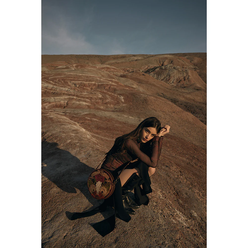 14392-winds-of-the-rose-round-bag-1.webp
