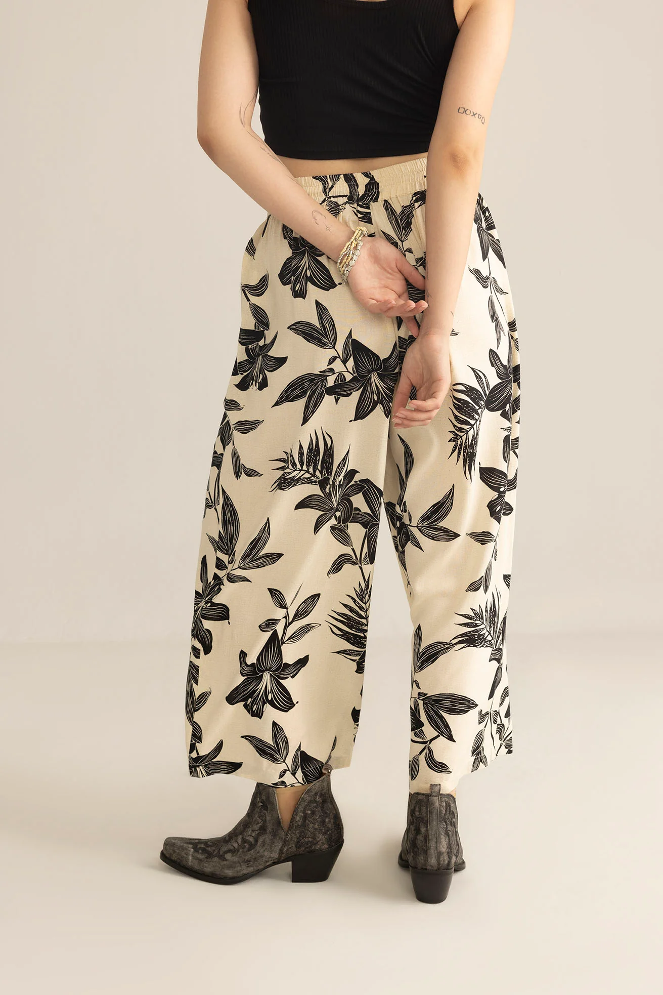14614-zen-garden-women-s-pants-in-white-black-1.webp