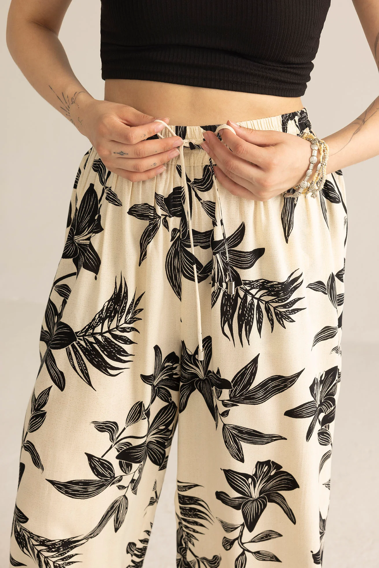 14614-zen-garden-women-s-pants-in-white-black-1.webp