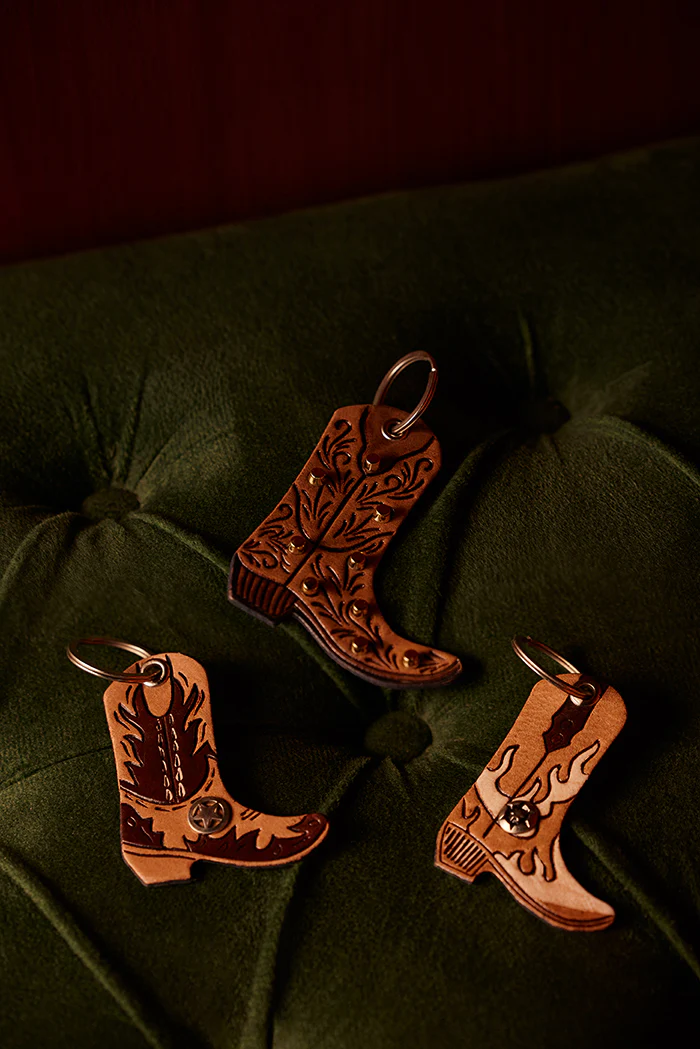 2133-boot-scootin-charm-leather-key-fob-in-bronco-beige-1.webp
