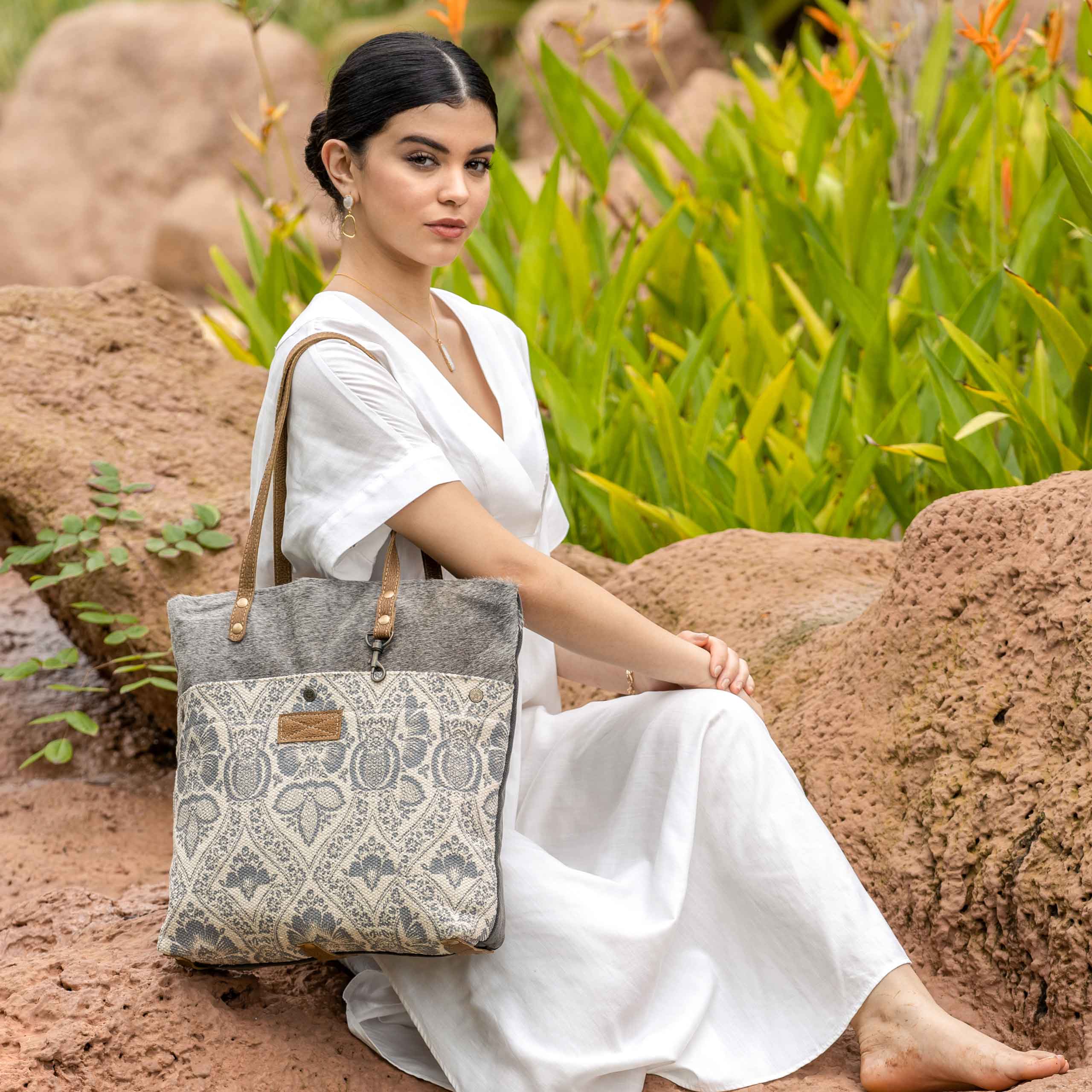 2574-captivate-tote-bag-1.webp