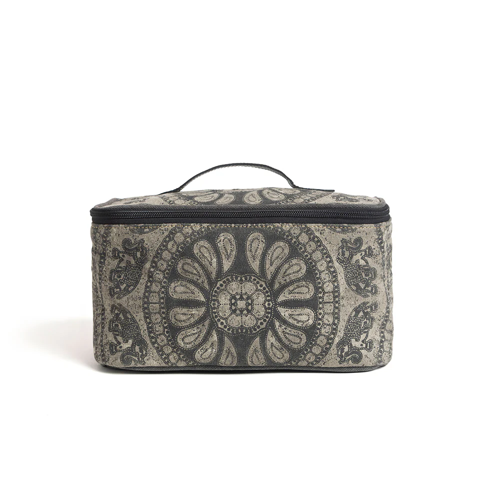 2600-carmela-toiletries-bag-1.webp