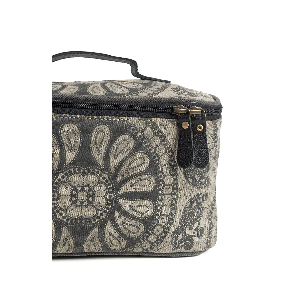 2600-carmela-toiletries-bag-1.webp