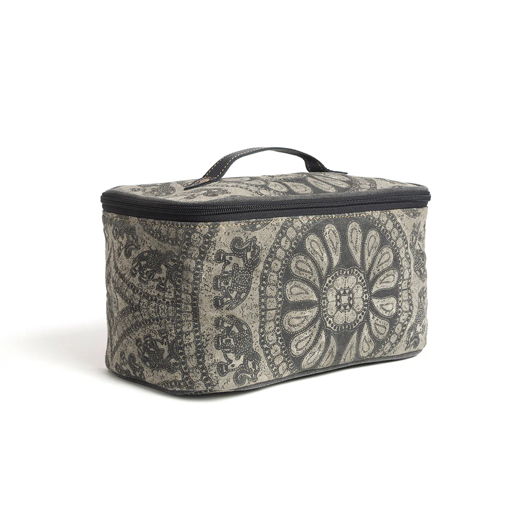 2600-carmela-toiletries-bag-1.webp