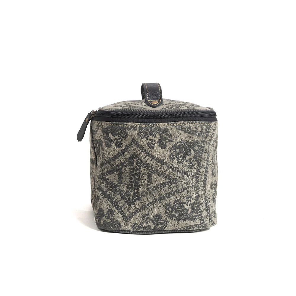 2600-carmela-toiletries-bag-1.webp