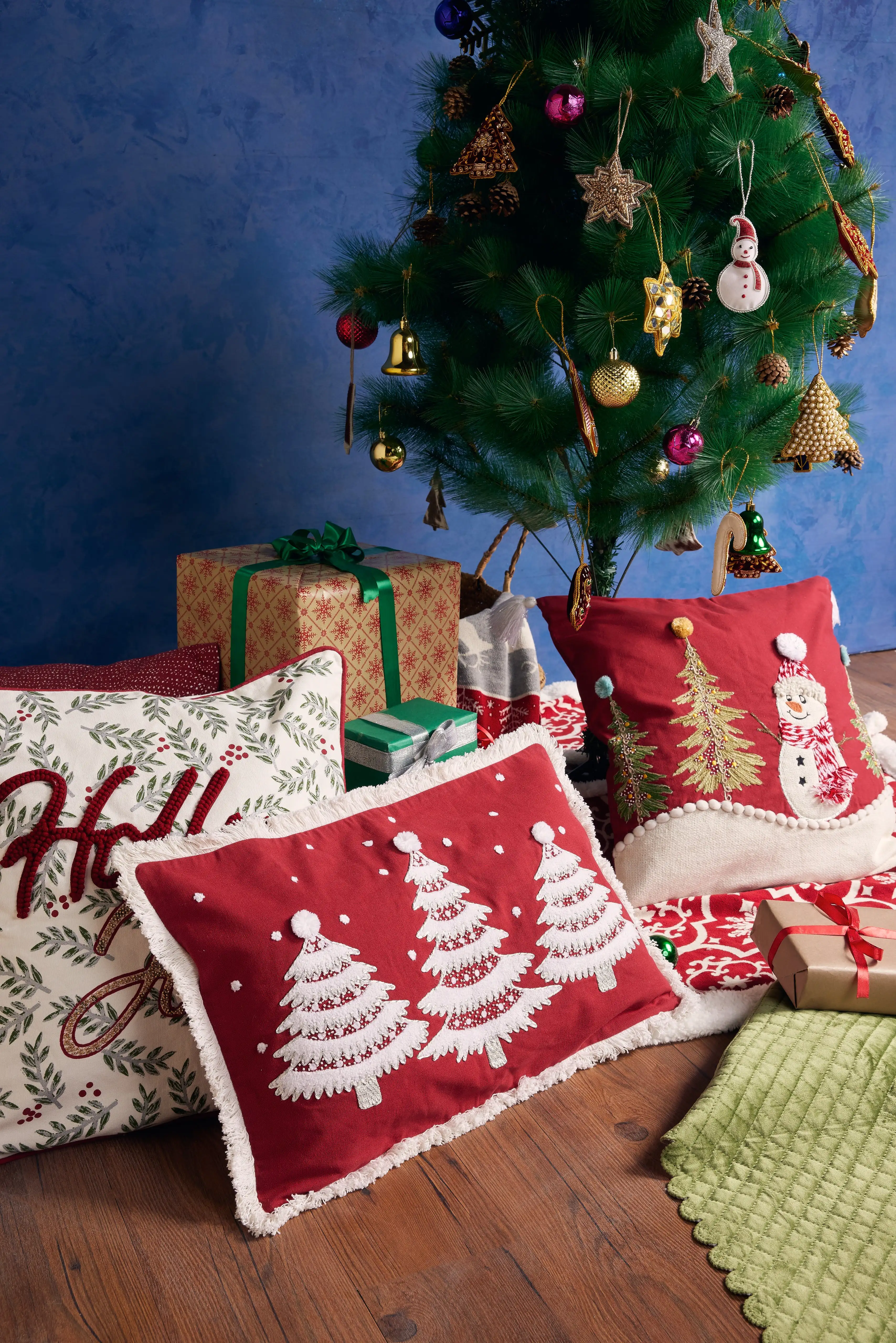 2968-christmas-tree-hill-pillow-1.webp