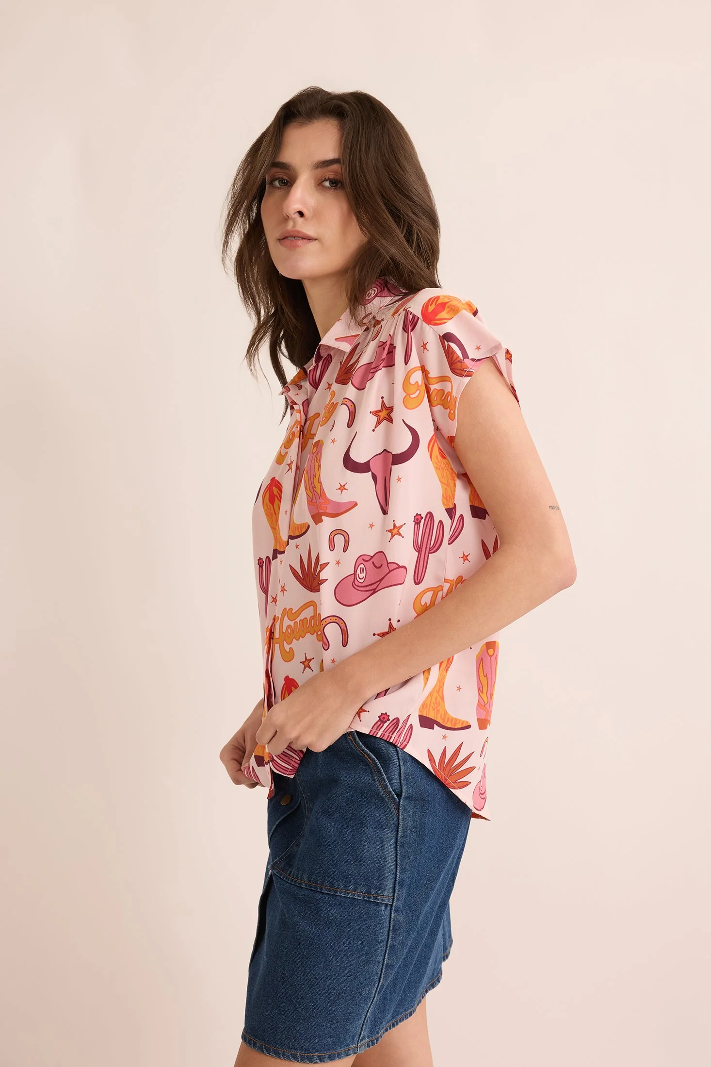 6210-howdy-daisy-shirt-in-pink-1.webp