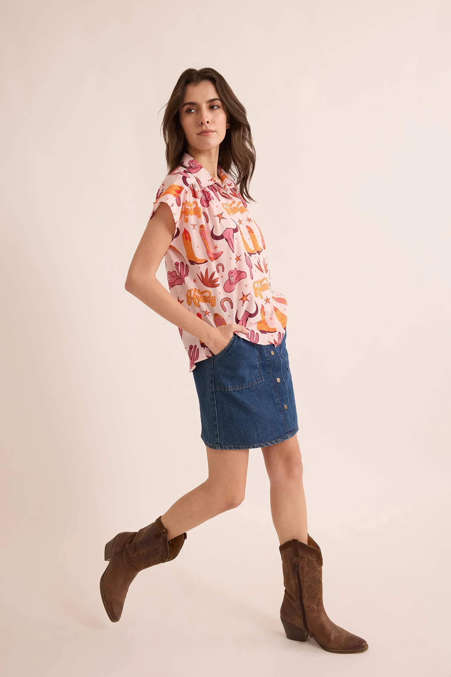 6210-howdy-daisy-shirt-in-pink-1.webp