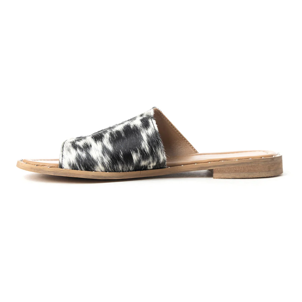 6818-kimmee-trail-sandal-in-black-and-white-1.webp