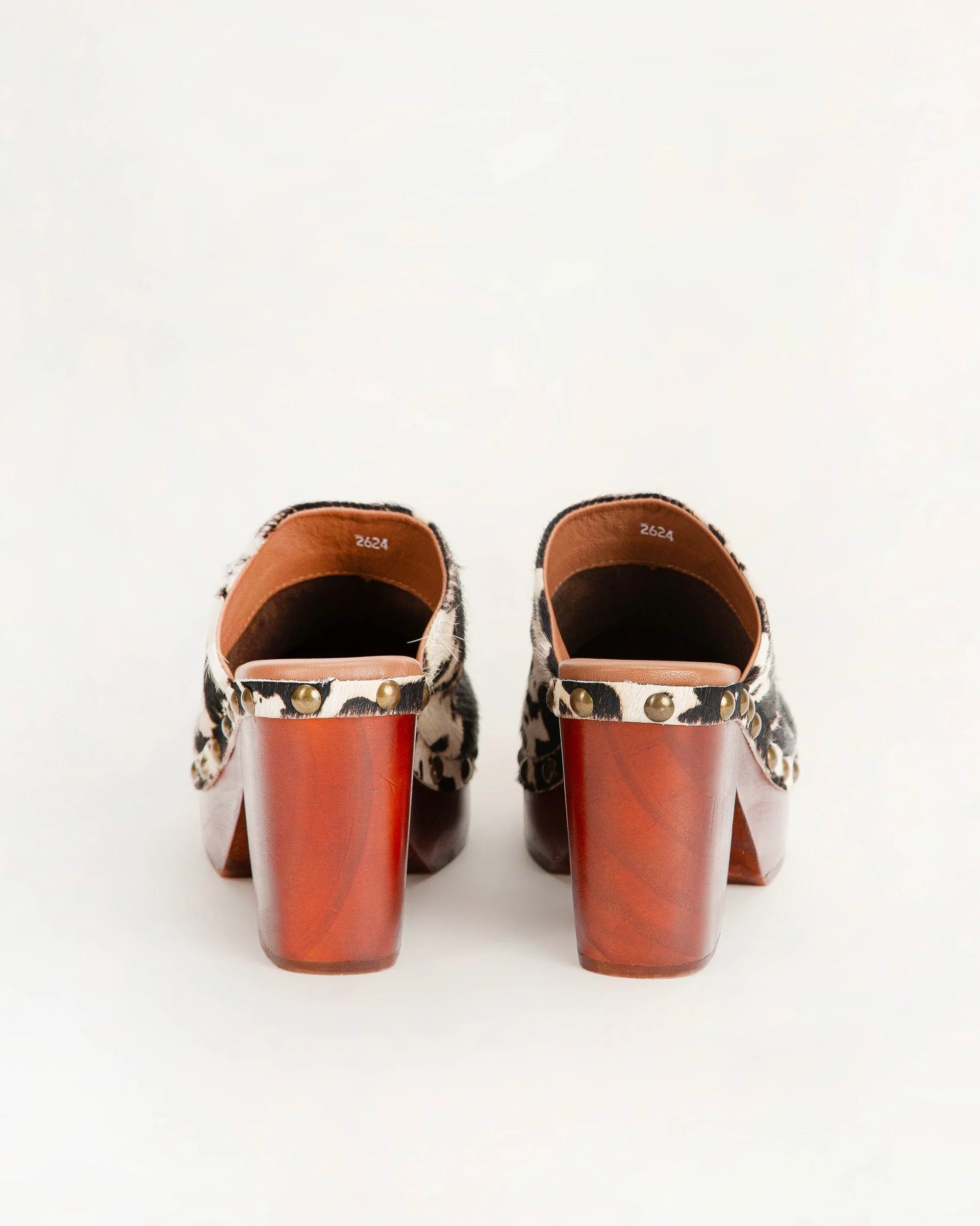 7508-loyal-west-carlotta-trail-clogs-black-and-white-cowhide-1.webp