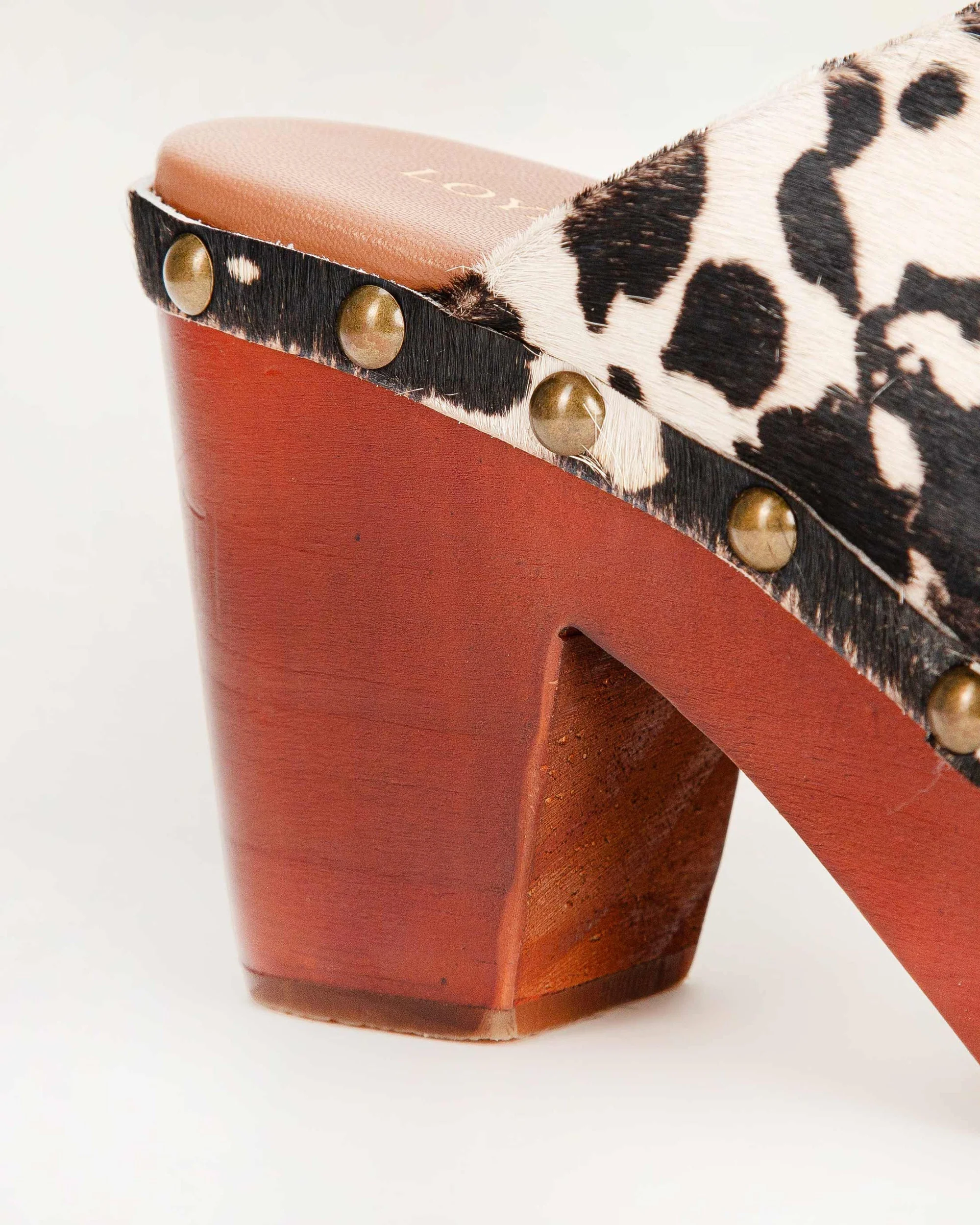 7508-loyal-west-carlotta-trail-clogs-black-and-white-cowhide-1.webp