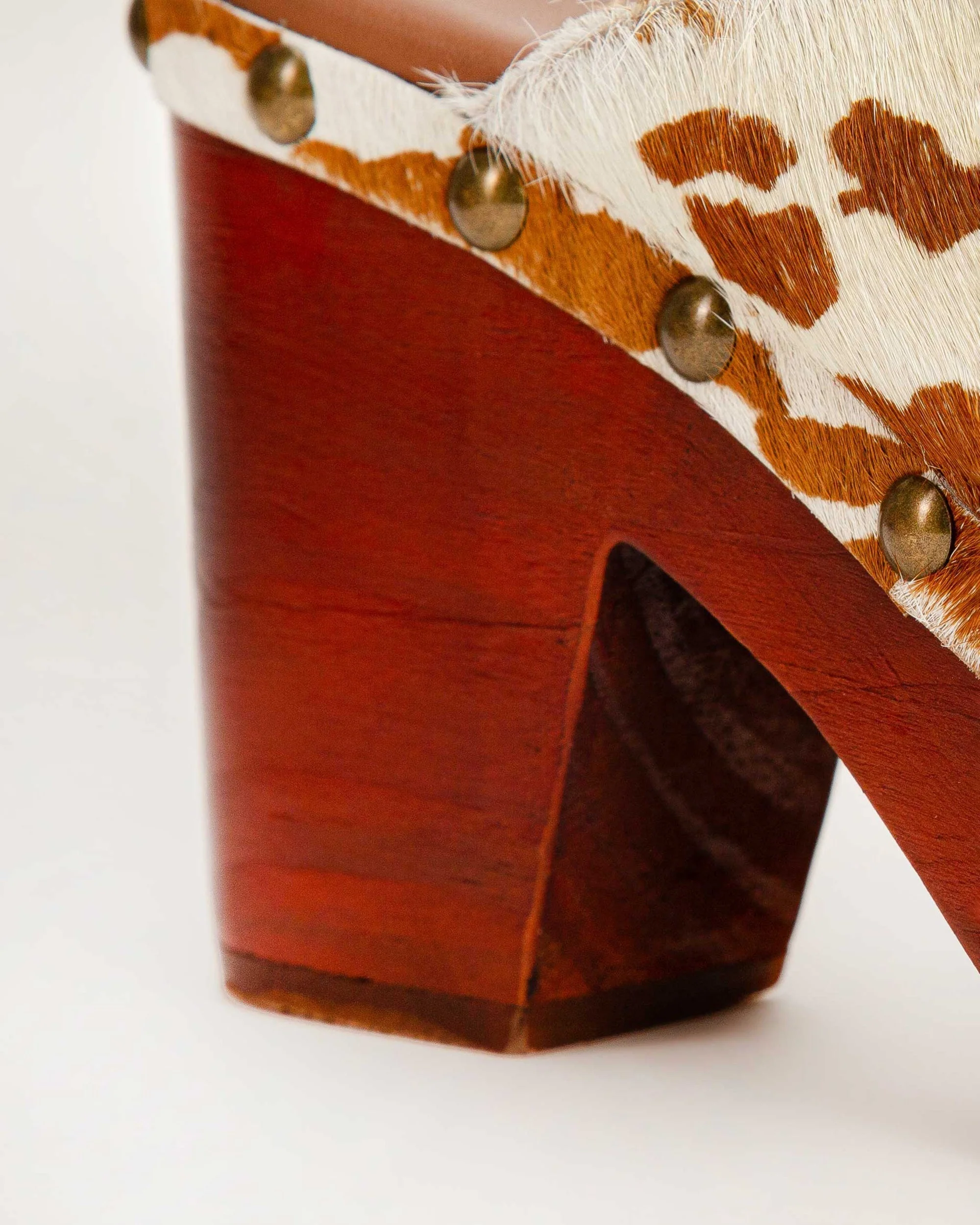 7515-loyal-west-carlotta-trail-clogs-brown-and-white-cowhide-1.webp