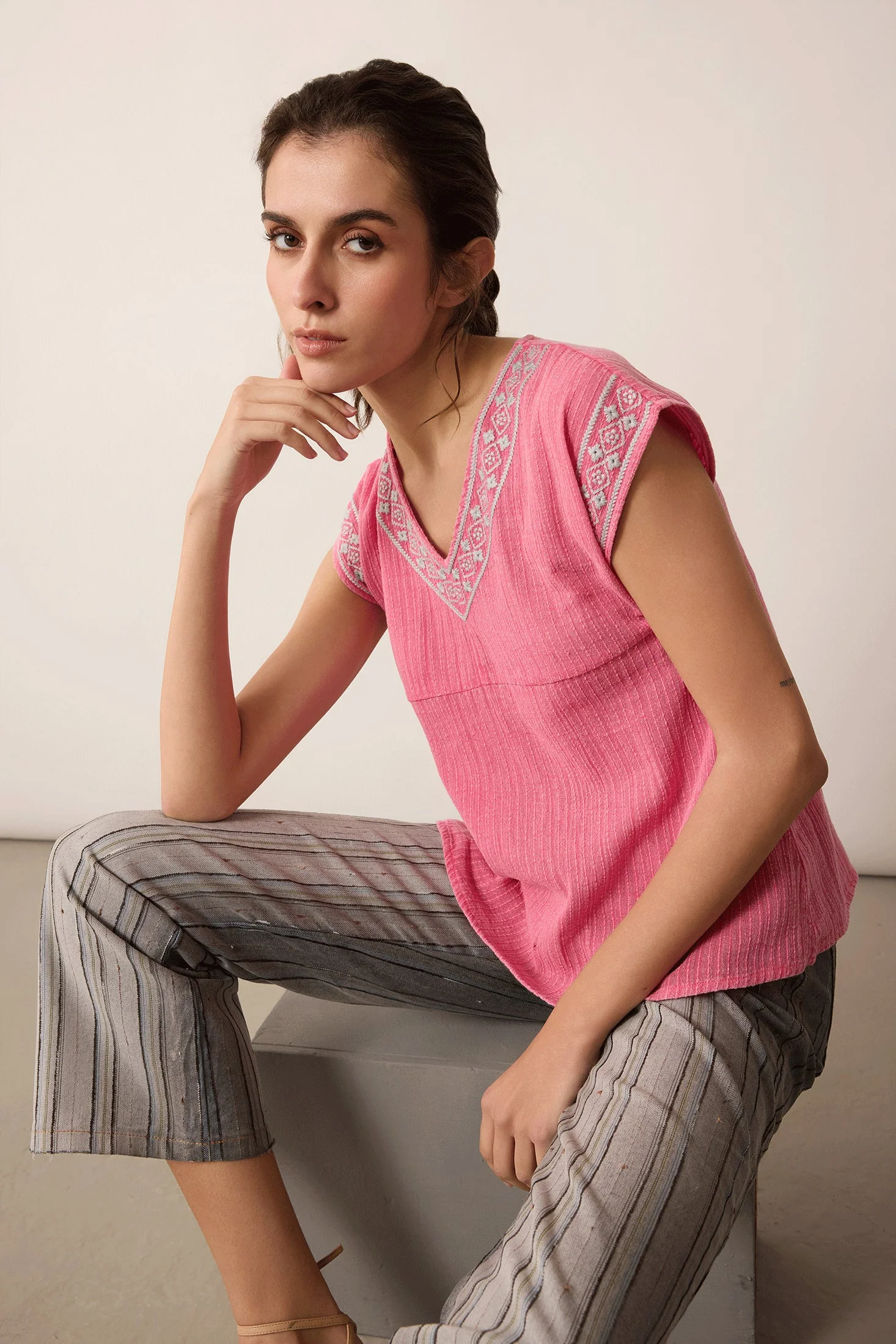 777-audrey-s-horizon-v-neck-top-in-pink-1.webp
