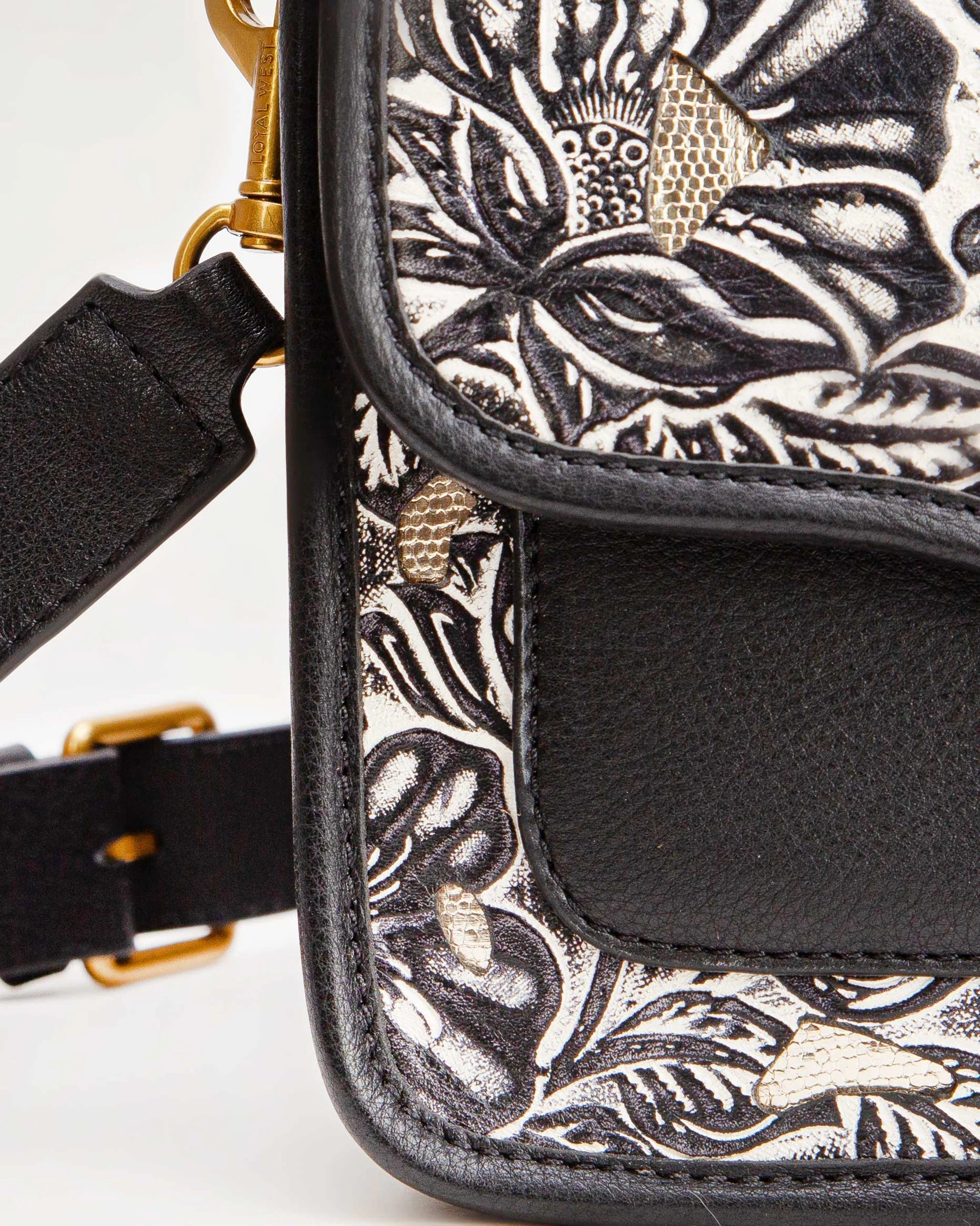 7790-loyal-west-shell-medium-purse-1.webp