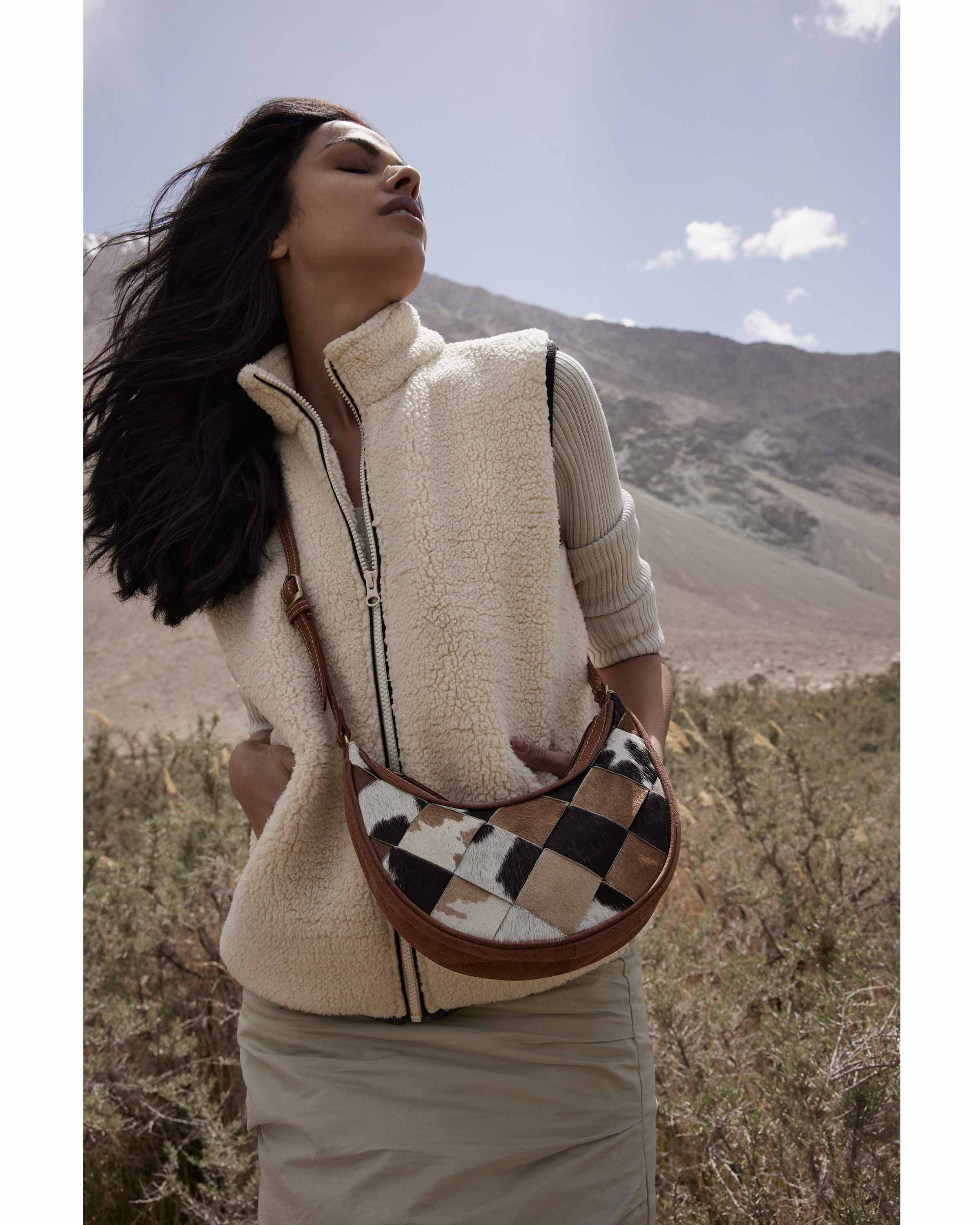 9975-pecos-rising-weave-pattern-swoop-bottom-leather-hairon-bag-1.webp